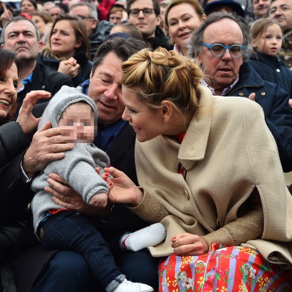 Denise Fabre, Christian Estrosi, le maire de Nice, sa femme Laura Tenoudji et leur fille Bianca pendant la 1ère Bataille de Fleurs dans le cadre de la 134ème édition du Carnaval de Nice "Roi de l'Espace" dans la maison du Carnaval. L'évènement se déroulera du 17 février au 4 mars. Nice le 17 février 2018. Le Carnaval de Nice est l'un des trois plus grands et plus prestigieux carnavals du Monde avec Rio et Venise. © Bruno Bebert/Bestimage