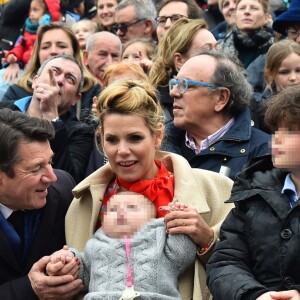 Denise Fabre, Christian Estrosi, le maire de Nice avec sa femme Laura Tenoudji, leur fille Bianca et Milan, le fils de Laura pendant la 1ère Bataille de Fleurs dans le cadre de la 134ème édition du Carnaval de Nice "Roi de l'Espace" dans la maison du Carnaval. L'évènement se déroulera du 17 février au 4 mars. Nice le 17 février 2018. Le Carnaval de Nice est l'un des trois plus grands et plus prestigieux carnavals du Monde avec Rio et Venise. © Bruno Bebert/Bestimage