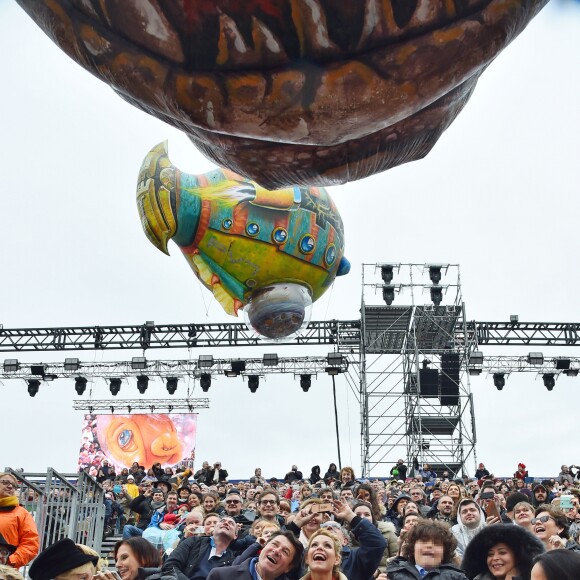 Christian Estrosi, sa femme Laura Tenoudji, leur fille Bianca et Milan, le fils de Laura pendant la 1ère Bataille de Fleurs dans le cadre de la 134ème édition du Carnaval de Nice "Roi de l'Espace" dans la maison du Carnaval. L'évènement se déroulera du 17 février au 4 mars. Nice le 17 février 2018. Le Carnaval de Nice est l'un des trois plus grands et plus prestigieux carnavals du Monde avec Rio et Venise. © Bruno Bebert/Bestimage