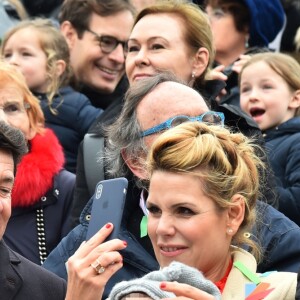 Denise Fabre, Christian Estrosi, le maire de Nice avec sa femme Laura Tenoudji, leur fille Bianca et Milan, le fils de Laura pendant la 1ère Bataille de Fleurs dans le cadre de la 134ème édition du Carnaval de Nice "Roi de l'Espace" dans la maison du Carnaval. L'évènement se déroulera du 17 février au 4 mars. Nice le 17 février 2018. Le Carnaval de Nice est l'un des trois plus grands et plus prestigieux carnavals du Monde avec Rio et Venise. © Bruno Bebert/Bestimage 