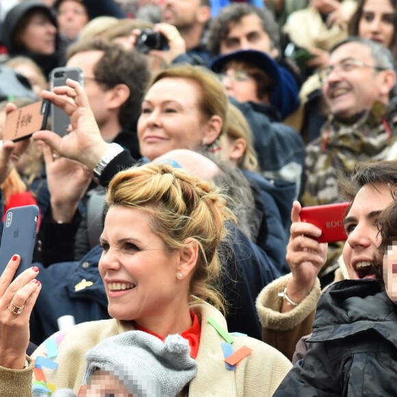 Denise Fabre, Christian Estrosi, le maire de Nice avec sa femme Laura Tenoudji, leur fille Bianca et Milan, le fils de Laura pendant la 1ère Bataille de Fleurs dans le cadre de la 134ème édition du Carnaval de Nice "Roi de l'Espace" dans la maison du Carnaval. L'évènement se déroulera du 17 février au 4 mars. Nice le 17 février 2018. Le Carnaval de Nice est l'un des trois plus grands et plus prestigieux carnavals du Monde avec Rio et Venise. © Bruno Bebert/Bestimage 