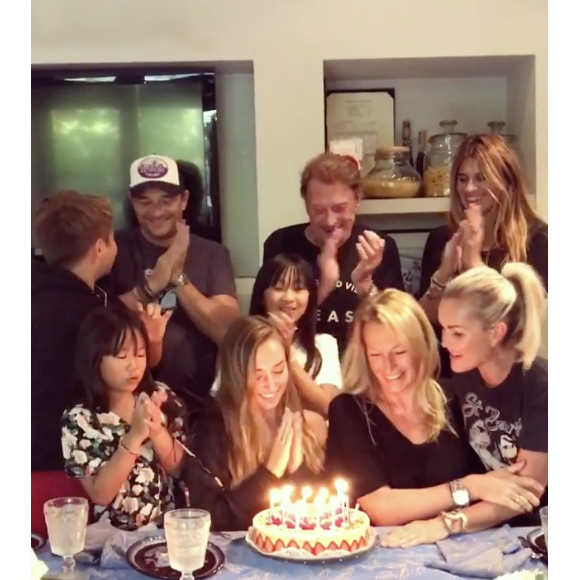 Vidéo publiée sur Instagram le 17 septembre 2017 pour l'anniversaire d'Emma Smet. Trois mois avant la mort de Johnny, la famille était unie et complice pour cet événement familial. De gauche à droite : David Hallyday et son fils Cameron, Johnny Hallyday, Alexandra Pastor, Joy et Jade, Emma et sa mère Estelle Lefébure et Laeticia Hallyday.
