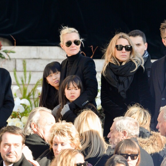 Laeticia Hallyday avec ses filles Jade et Joy ainsi que David Hallyday et Laura Smet sur le parvis de l'église de la Madeleine lors des obsèques de Johnny Hallyday à Paris le 9 décembre 2017. © Veeren / Bestimage