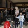Johnny Hallyday avec sa femme Laeticia et leurs filles Jade et Joy le 29 mai 2017 à l'aéroport LAX de Los Angeles.