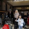 Johnny Hallyday avec sa femme Laeticia et leurs filles Jade et Joy le 29 mai 2017 à l'aéroport LAX de Los Angeles.