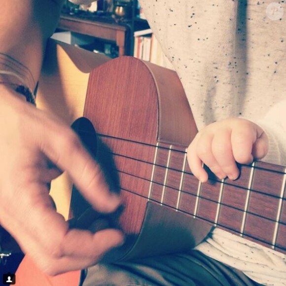 Florian Delavega fait découvrir la musique à son bébé. Instagram, le 20 février 2018.