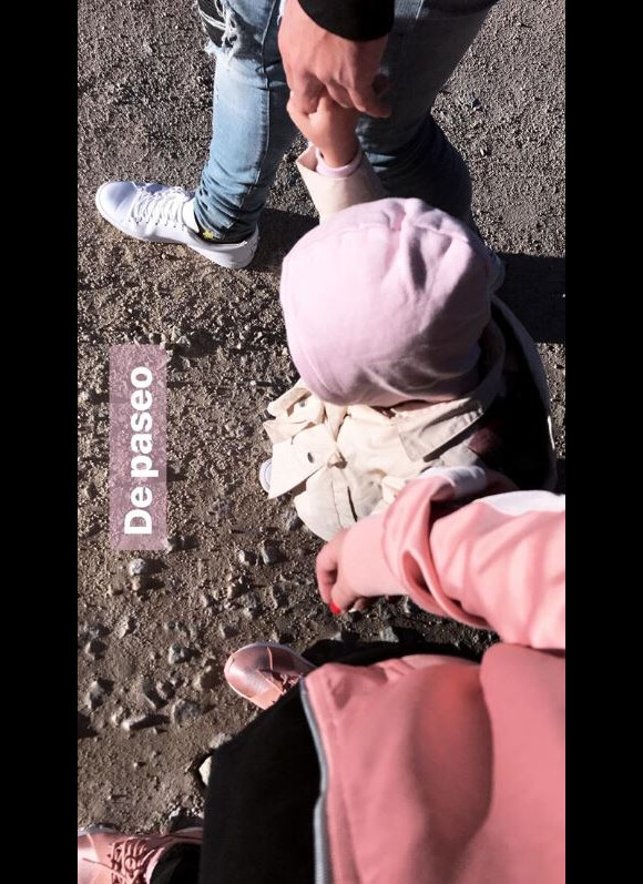 Antoine Griezmann en balade à Madrid avec sa fille Mia. Instagram, le 20 février 2018.