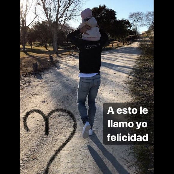 Antoine Griezmann en balade à Madrid avec sa fille Mia. Instagram, le 20 février 2018.