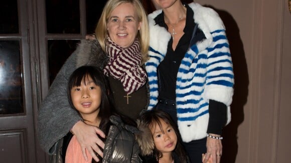 Laeticia Hallyday occupe ses filles à New York avec Jean Reno et Hélène Darroze