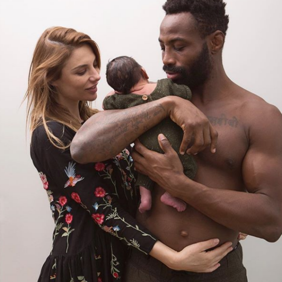 Fulgence Ouedraogo et Ariane Brodier posent avec leurs fils d'un mois. Février 2018.