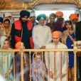 Le premier ministre Justin Trudeau, sa femme Sophie et leurs enfants Xavier, Ella-Grace et Hadrien, rendent hommage à Sancto-Sanctrum du Temple d'Or, à Amritsar, le 21 février 2018.