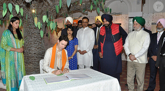 Le premier ministre Justin Trudeau signe le livre d'or lors de sa visite du Temple d'Or. Amritsar, le 21 février 2018.