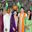 Le premier ministre Justin Trudeau et sa femme Sophie posent avec le ministre d'État au Logement et aux Affaires urbaines, Shri Hardeep Singh Puri, le ministre des organismes locaux du Pendjab, Shri Navjot Singh Sidhu et d'autres dignitaires, lors de sa visite à Golden Temple, à Amritsar, le 21 février 2018.