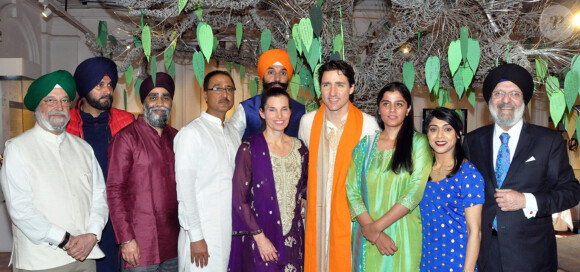 Le premier ministre Justin Trudeau et sa femme Sophie posent avec le ministre d'État au Logement et aux Affaires urbaines, Shri Hardeep Singh Puri, le ministre des organismes locaux du Pendjab, Shri Navjot Singh Sidhu et d'autres dignitaires, lors de sa visite à Golden Temple, à Amritsar, le 21 février 2018.