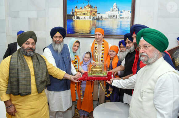 Le premier ministre Justin Trudeau, sa femme Sophie et leurs enfants Xavier, Ella-Grace et Hadrien honorés par Sardar Gobind Singh Longowal, Président du Comité Shiromani Gurdwara Prabandhak (SGPC), lors de sa visite au Temple d'Or, à Amritsar, le 21 février 2018.