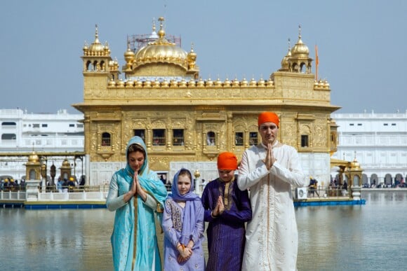 Le premier ministre Justin Trudeau, sa femme Sophie et leurs enfants Xavier, Ella-Grace et Hadrien visitent le Temple d'Or (Harmandir Sahib) lors de leur voyage officiel en Inde, le 21 février 2018.