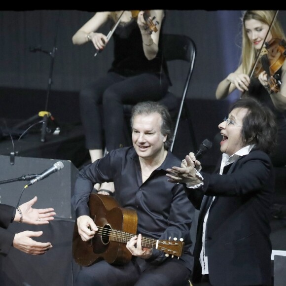 Exclusif - Marie-Paule Belle retrouve sur scène Serge Lama le temps d'une chanson, "Celui", le jour de son anniversaire à l'Olympia à Paris. Le 11 février 2018 © Alain Guizard / Bestimage