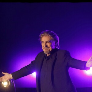 Concert anniversaire. Serge Lama en concert à l'Olympia dans le cadre de sa tournée " Je débute ". Paris, le 11 février 2018. © Alain Guizard / Bestimage