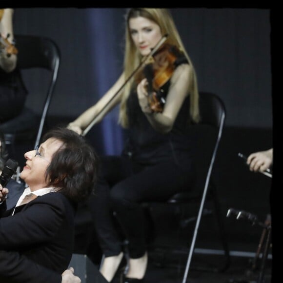 Concert anniversaire. Serge Lama en concert à l'Olympia dans le cadre de sa tournée " Je débute ". Paris, le 11 février 2018. © Alain Guizard / Bestimage