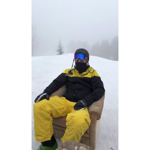 Le présentateur Arthur avec son fils Samuel et sa chérie Maréva Galanter. Février 2018.