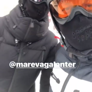 Le présentateur Arthur avec son fils Samuel et sa chérie Maréva Galanter. Février 2018.
