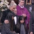   Laeticia Hallyday, Jade et Joy devant le cercueil de Johnny Hallyday à Paris, le 9 décembre 2017.  
  
  
  
  