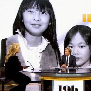 Sylvie Vartan invitée de Laurent Delahousse dans "19h le dimanche" sur France 2 le 25 février 2018.
