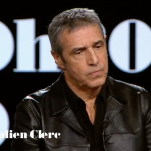 Julien Clerc invité de Laurent Delahousse dans "20h30 le dimanche" sur France 2, le 25 février 2018. Le chanteur évoque l'héritage de Johnny Hallyday.