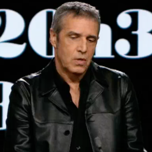 Julien Clerc invité de Laurent Delahousse dans "20h30 le dimanche" sur France 2, le 25 février 2018. Le chanteur évoque l'héritage de Johnny Hallyday.