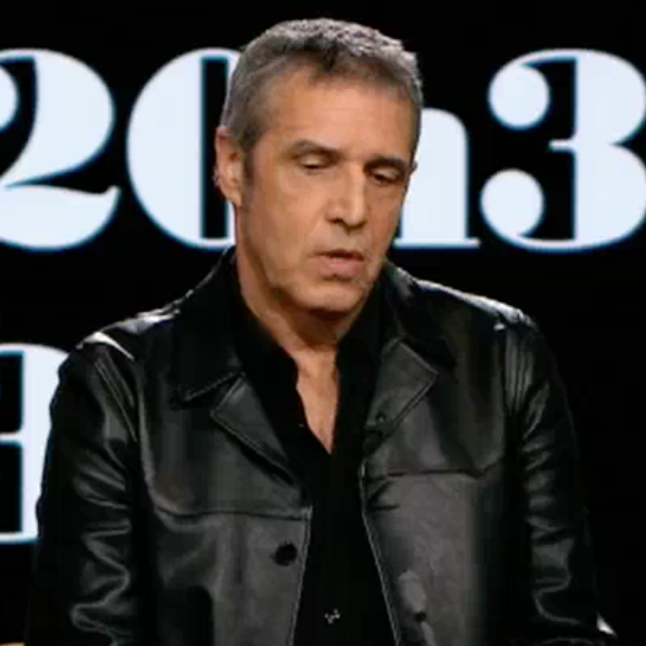 Julien Clerc invité de Laurent Delahousse dans "20h30 le dimanche" sur France 2, le 25 février 2018. Le chanteur évoque l'héritage de Johnny Hallyday.