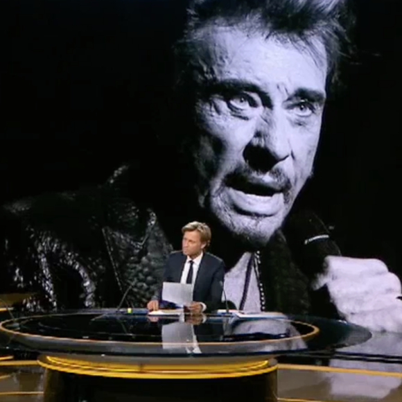 Julien Clerc invité de Laurent Delahousse dans "20h30 le dimanche" sur France 2, le 25 février 2018. Le chanteur évoque l'héritage de Johnny Hallyday.