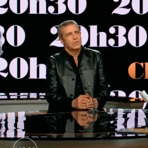 Julien Clerc invité de Laurent Delahousse dans "20h30 le dimanche" sur France 2, le 25 février 2018. Le chanteur évoque l'héritage de Johnny Hallyday.