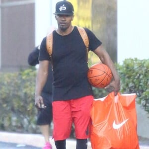 Exclusif - Prix spécial - Katie Holmes et son compagnon Jamie Foxx sont allés jouer au basket en amoureux le jour de la St Valentin à Los Angeles, le 14 février 2018  For germany call for price Exclusive - Katie Holmes and Jamie Foxx spend Valentine's Day playing basketball in LA. The two look happy as they walk together with their gear. Katie jokes around and does a little dance as they head inside. 14th february 201814/02/2018 - Los Angeles