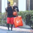 Exclusif - Prix spécial - Katie Holmes et son compagnon Jamie Foxx sont allés jouer au basket en amoureux le jour de la St Valentin à Los Angeles, le 14 février 2018  For germany call for price Exclusive - Katie Holmes and Jamie Foxx spend Valentine's Day playing basketball in LA. The two look happy as they walk together with their gear. Katie jokes around and does a little dance as they head inside. 14th february 201814/02/2018 - Los Angeles