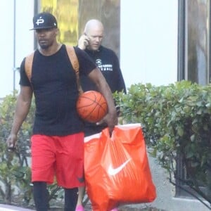 Exclusif - Prix spécial - Katie Holmes et son compagnon Jamie Foxx sont allés jouer au basket en amoureux le jour de la St Valentin à Los Angeles, le 14 février 2018  For germany call for price Exclusive - Katie Holmes and Jamie Foxx spend Valentine's Day playing basketball in LA. The two look happy as they walk together with their gear. Katie jokes around and does a little dance as they head inside. 14th february 201814/02/2018 - Los Angeles