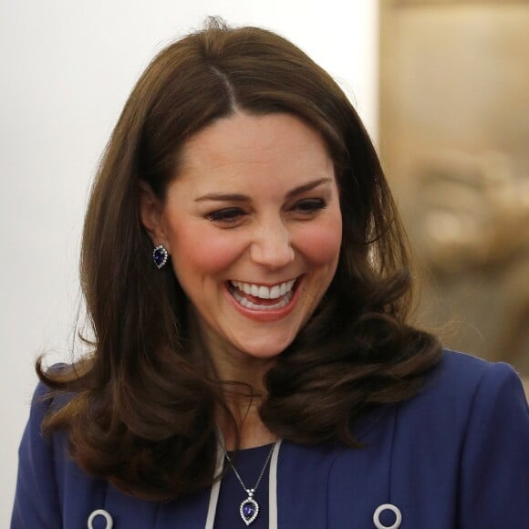 La duchesse de Cambridge, enceinte et en l'occurrence hilare, visitait le 27 février 2018 le Royal College of Obstetricians and Gynaecologists à Londres, quelques heures après l'annonce de ce nouveau patronage. L'institution n'avait plus de marraine royale depuis la mort de la reine mère, en 2002.