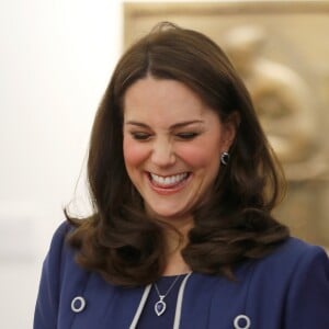 La duchesse de Cambridge, enceinte et en l'occurrence hilare, visitait le 27 février 2018 le Royal College of Obstetricians and Gynaecologists à Londres, quelques heures après l'annonce de ce nouveau patronage. L'institution n'avait plus de marraine royale depuis la mort de la reine mère, en 2002.