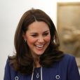  La duchesse de Cambridge, enceinte et en l'occurrence hilare, visitait le 27 février 2018 le Royal College of Obstetricians and Gynaecologists à Londres, quelques heures après l'annonce de ce nouveau patronage. L'institution n'avait plus de marraine royale depuis la mort de la reine mère, en 2002. 