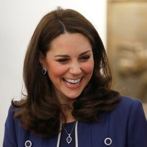 La duchesse de Cambridge, enceinte et en l'occurrence hilare, visitait le 27 février 2018 le Royal College of Obstetricians and Gynaecologists à Londres, quelques heures après l'annonce de ce nouveau patronage. L'institution n'avait plus de marraine royale depuis la mort de la reine mère, en 2002.