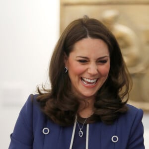 La duchesse de Cambridge, enceinte et en l'occurrence hilare, visitait le 27 février 2018 le Royal College of Obstetricians and Gynaecologists à Londres, quelques heures après l'annonce de ce nouveau patronage. L'institution n'avait plus de marraine royale depuis la mort de la reine mère, en 2002.