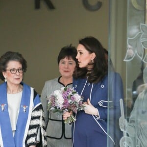 La duchesse de Cambridge, enceinte, visitait le 27 février 2018 le Royal College of Obstetricians and Gynaecologists à Londres, quelques heures après l'annonce de ce nouveau patronage. L'institution n'avait plus de marraine royale depuis la mort de la reine mère, en 2002.