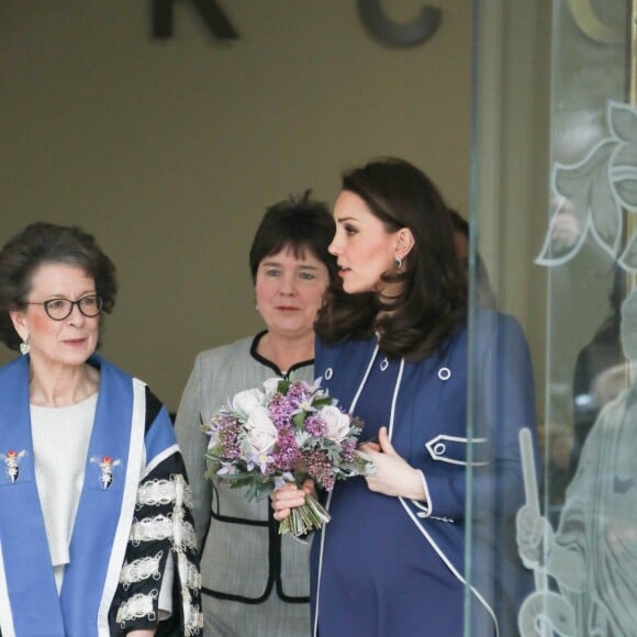 La duchesse de Cambridge, enceinte, visitait le 27 février 2018 le Royal College of Obstetricians and Gynaecologists à Londres, quelques heures après l'annonce de ce nouveau patronage. L'institution n'avait plus de marraine royale depuis la mort de la reine mère, en 2002.