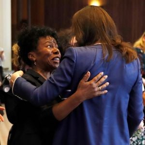 La duchesse de Cambridge a retrouvé avec plaisir le 27 février 2018, lors de sa visite au Royal College of Obstetricians and Gynaecologists à Londres, le professeur Jacqueline (Jacqui) Dunkley-Bent, qui officiait lorsqu'elle a accouché du prince George en 2012 et de la princesse Charlotte en 2015.