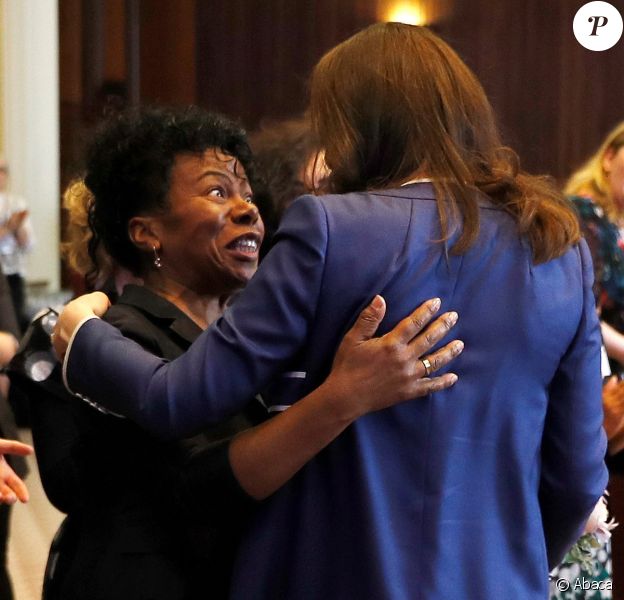 La duchesse de Cambridge a retrouvé avec plaisir le 27 février 2018, lors de sa visite au Royal College of Obstetricians and Gynaecologists à Londres, le professeur Jacqueline (Jacqui) Dunkley-Bent, qui officiait lorsqu'elle a accouché du prince George en 2012 et de la princesse Charlotte en 2015.