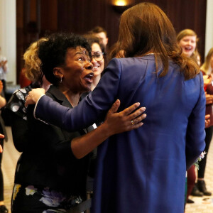 La duchesse de Cambridge a retrouvé avec plaisir le 27 février 2018, lors de sa visite au Royal College of Obstetricians and Gynaecologists à Londres, le professeur Jacqueline (Jacqui) Dunkley-Bent, qui officiait lorsqu'elle a accouché du prince George en juillet 2012 et de la princesse Charlotte en mai 2015.