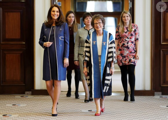 La duchesse de Cambridge, enceinte de près de huit mois, le 27 février 2018 lors de sa visite au Royal College of Obstetricians and Gynaecologists à Londres.