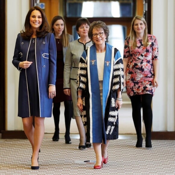 La duchesse de Cambridge, enceinte de près de huit mois, le 27 février 2018 lors de sa visite au Royal College of Obstetricians and Gynaecologists à Londres.