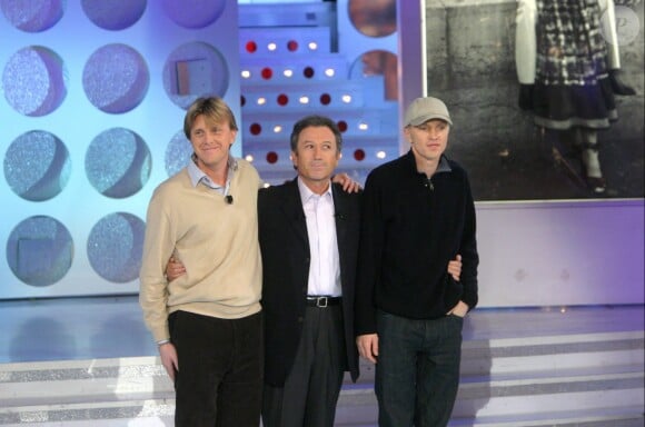 Michel Drucker reçoit les fils de Claude François, Claude François Jr et Marc, dans Vivement dimanche en 2004.