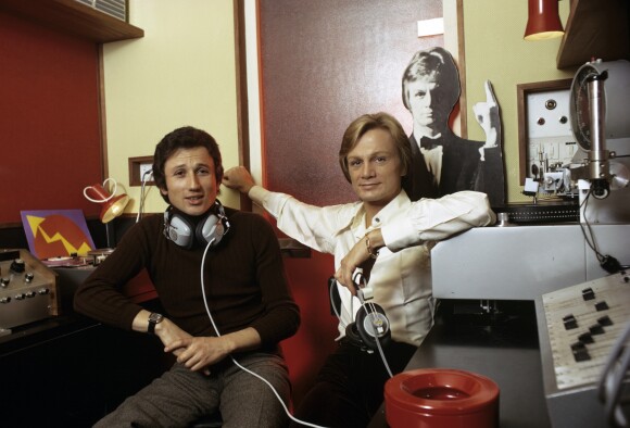 Claude Françaois dans son hôtel particulier parisien avec son ami Michel Drucker, le 9 mars 1972.