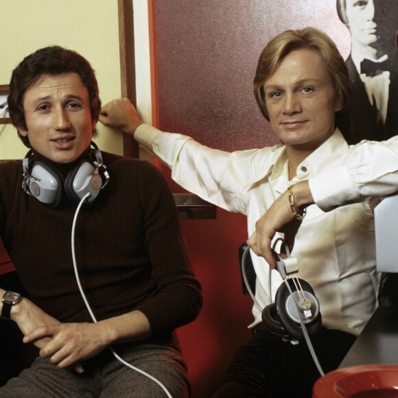 Claude Françaois dans son hôtel particulier parisien avec son ami Michel Drucker, le 9 mars 1972.